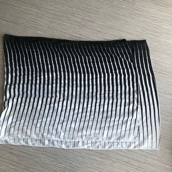 🆓 BLACK & WHITE UNIQLO SCARF - Picture 2 of 2